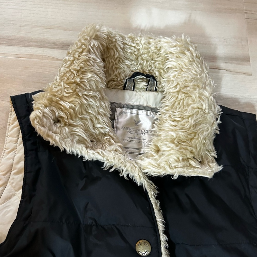 American Eagle Outfitters Black Vest with Cream Lining - Picture 3 of 12